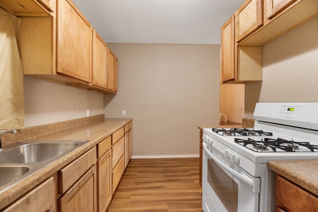 Building Photo - Charming 2 Bed 1 Bath - 2 weeks FREE!