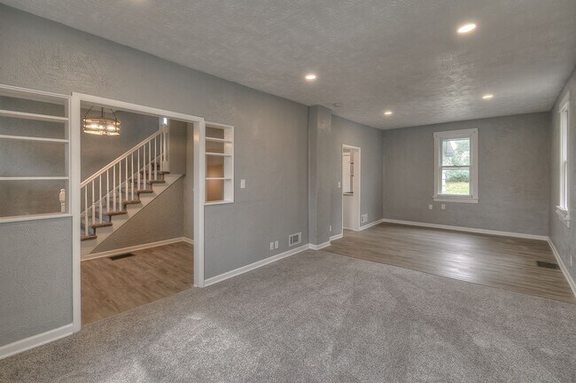 Building Photo - Beautifully updated 3-bedroom, 1-bath home that’s move-in ready.