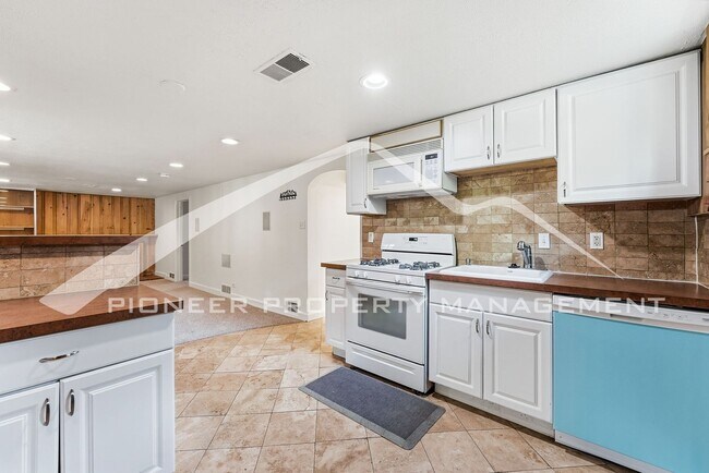 Building Photo - Stunning Home with Central AC and Fenced Yard