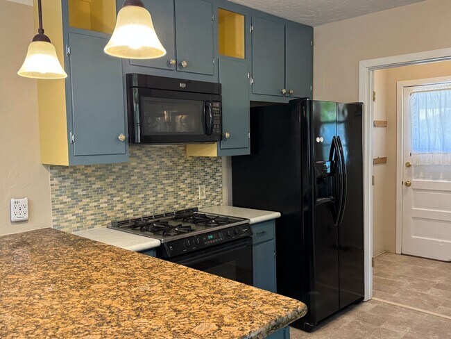 Building Photo - North Campus Gem!