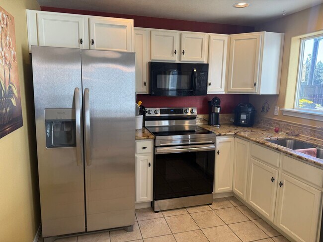 Building Photo - Spacious 4 Bed, 3 Bath Home - Terrango Glen