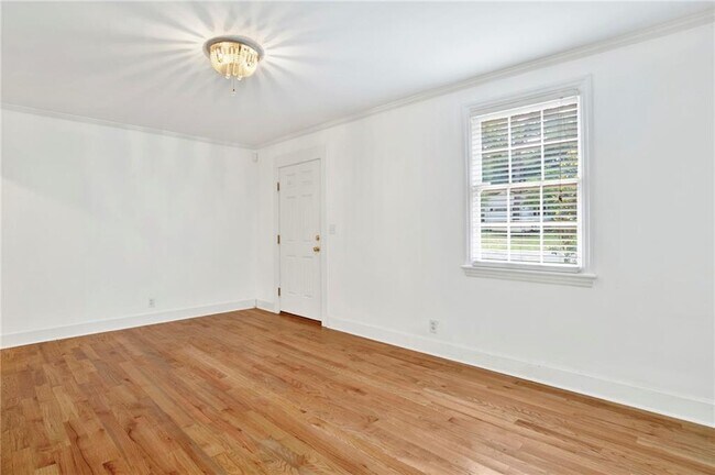 Building Photo - 309 Border Dr W