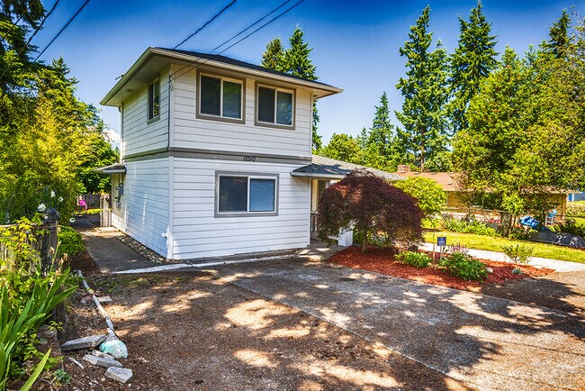 Building Photo - 4 Bedroom Home Lakewood