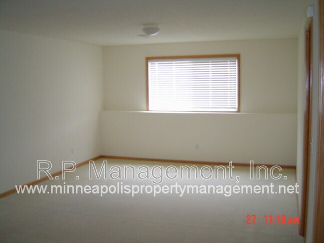 Building Photo - 15220 Florist Cir