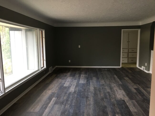 Building Photo - Spacious 3bd/2.5ba Ranch