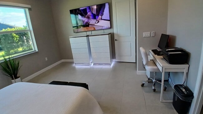 Building Photo - 1204 SE Woodbine Rd