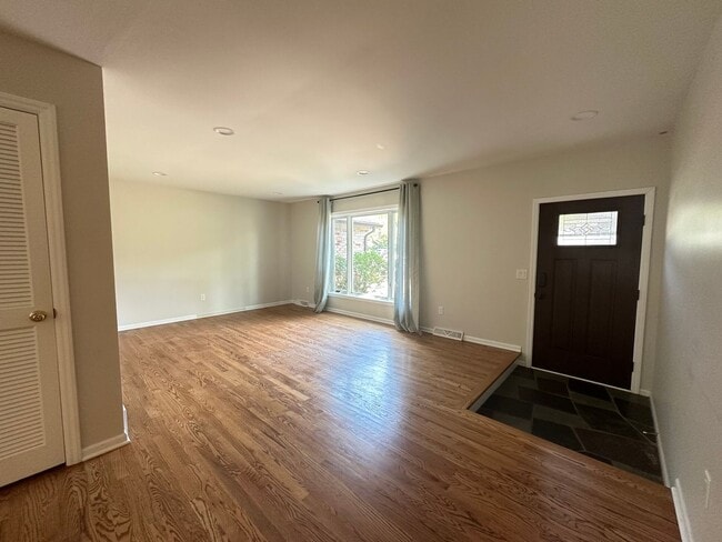 Building Photo - Large 4 bedroom ranch in Forest Hills