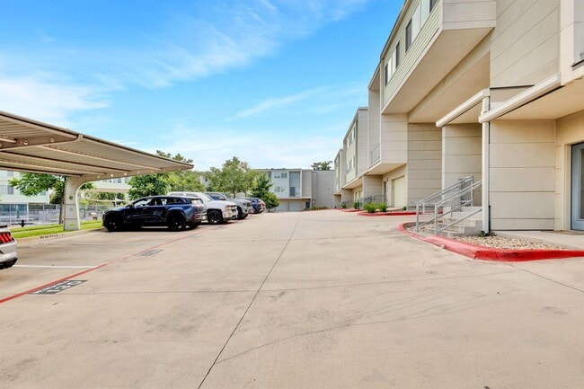 Building Photo - 604 N Bluff Dr