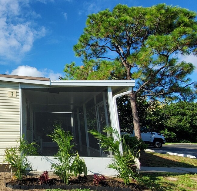 Building Photo - 560 7th Pl