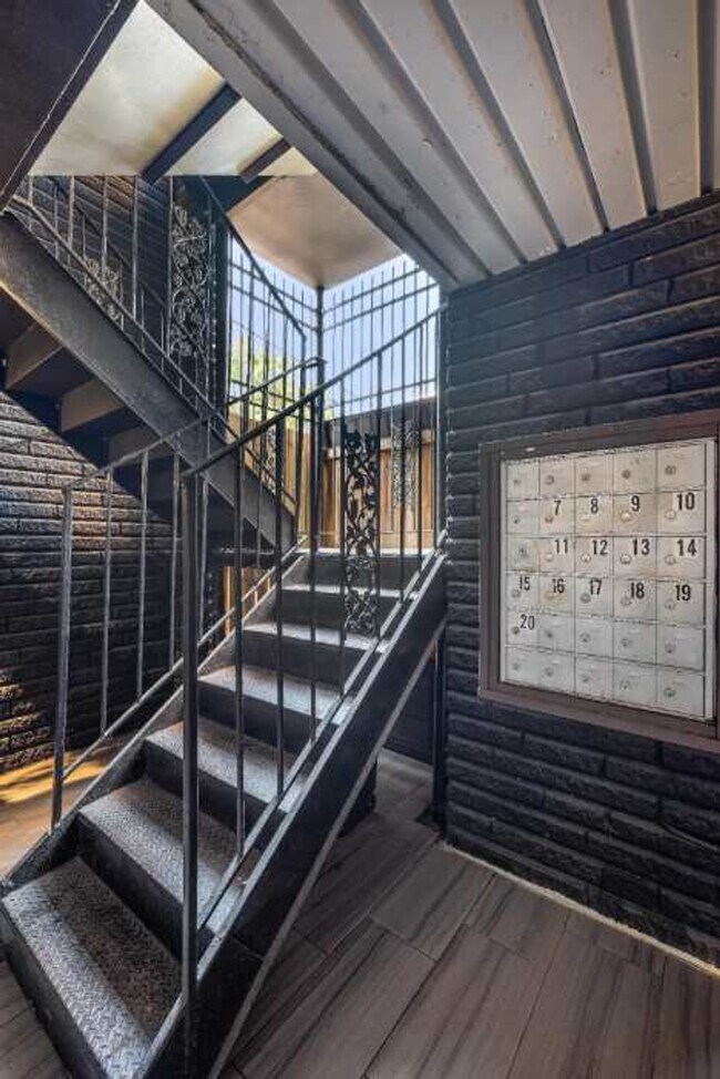 Building Photo - 1136 Crescent Ave NE