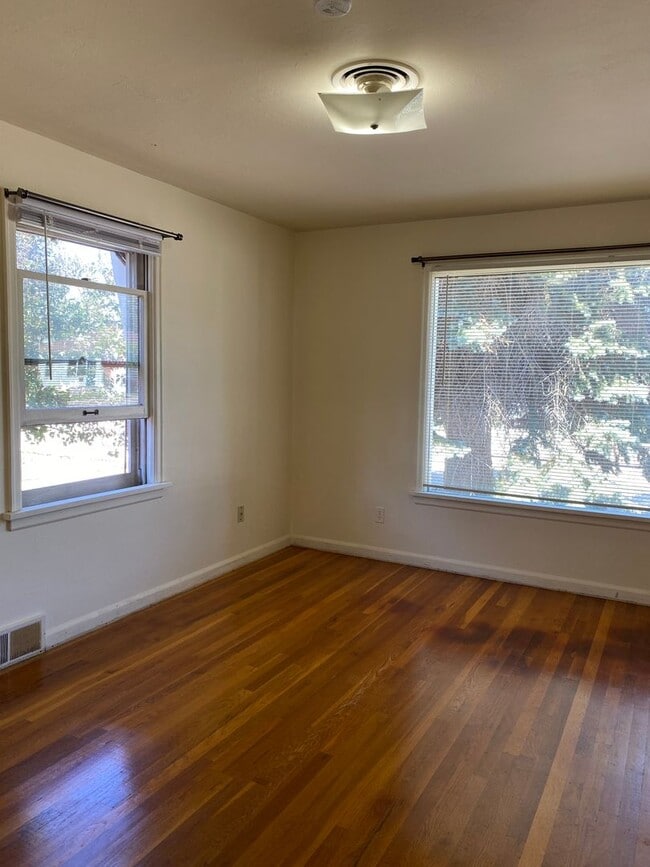 Building Photo - Classic university home with three bedroom...
