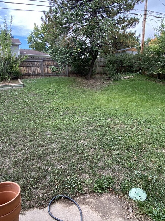 Building Photo - Don't miss out on this 5 bed 2.5 bath hous...