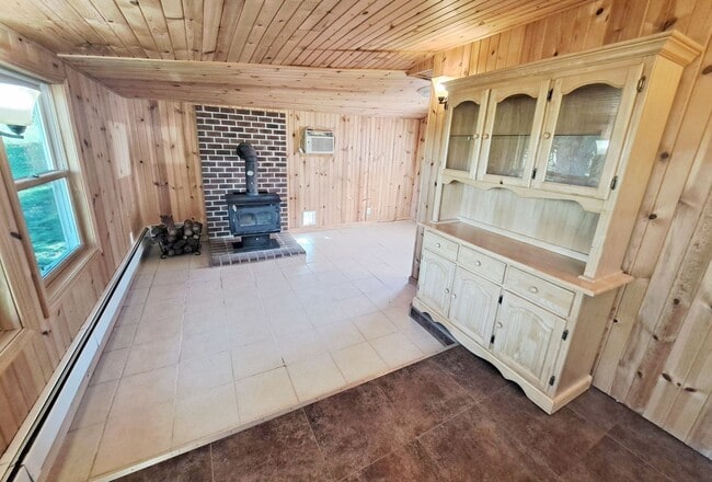 Building Photo - 3 Bed / 1-1/2 Bath Single Family Home