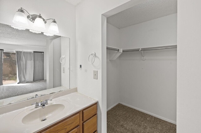 Building Photo - Close to Fort Carson and Cheyenne Mountain, 3 bedroom townhome with 2 car garage.
