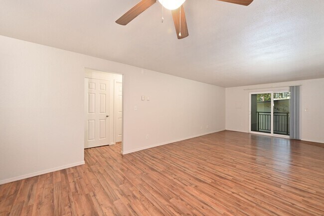 Building Photo - Large 2 Bedroom Condo in Bellevue - Near M...
