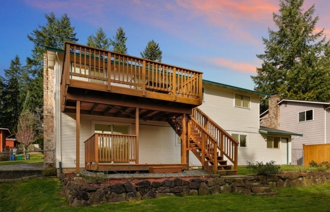 Building Photo - Beautifully Updated 4BR Split-Level Home i...