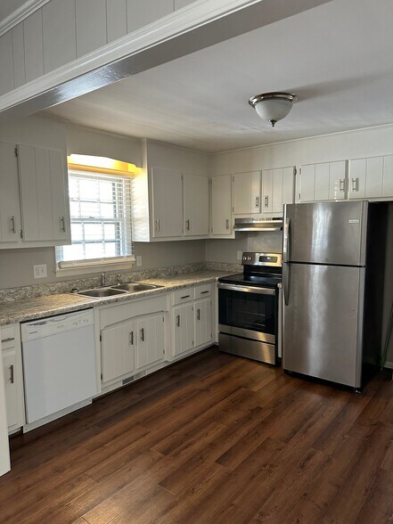 Building Photo - 604 Tryon St