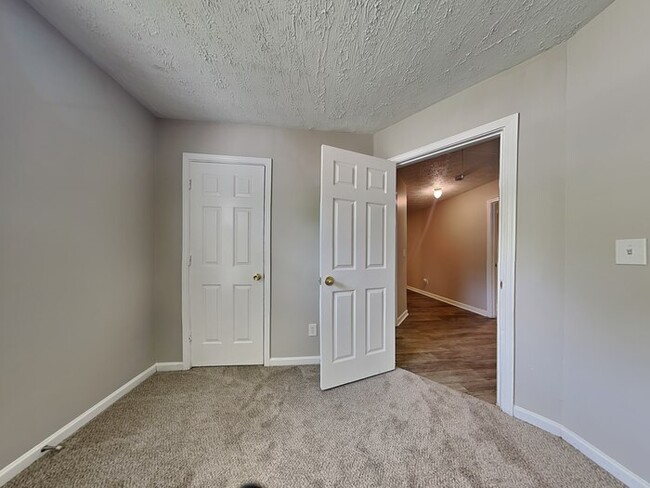 Building Photo - Move-in Special!