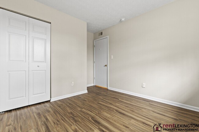 Building Photo - 3966 Northampton Dr