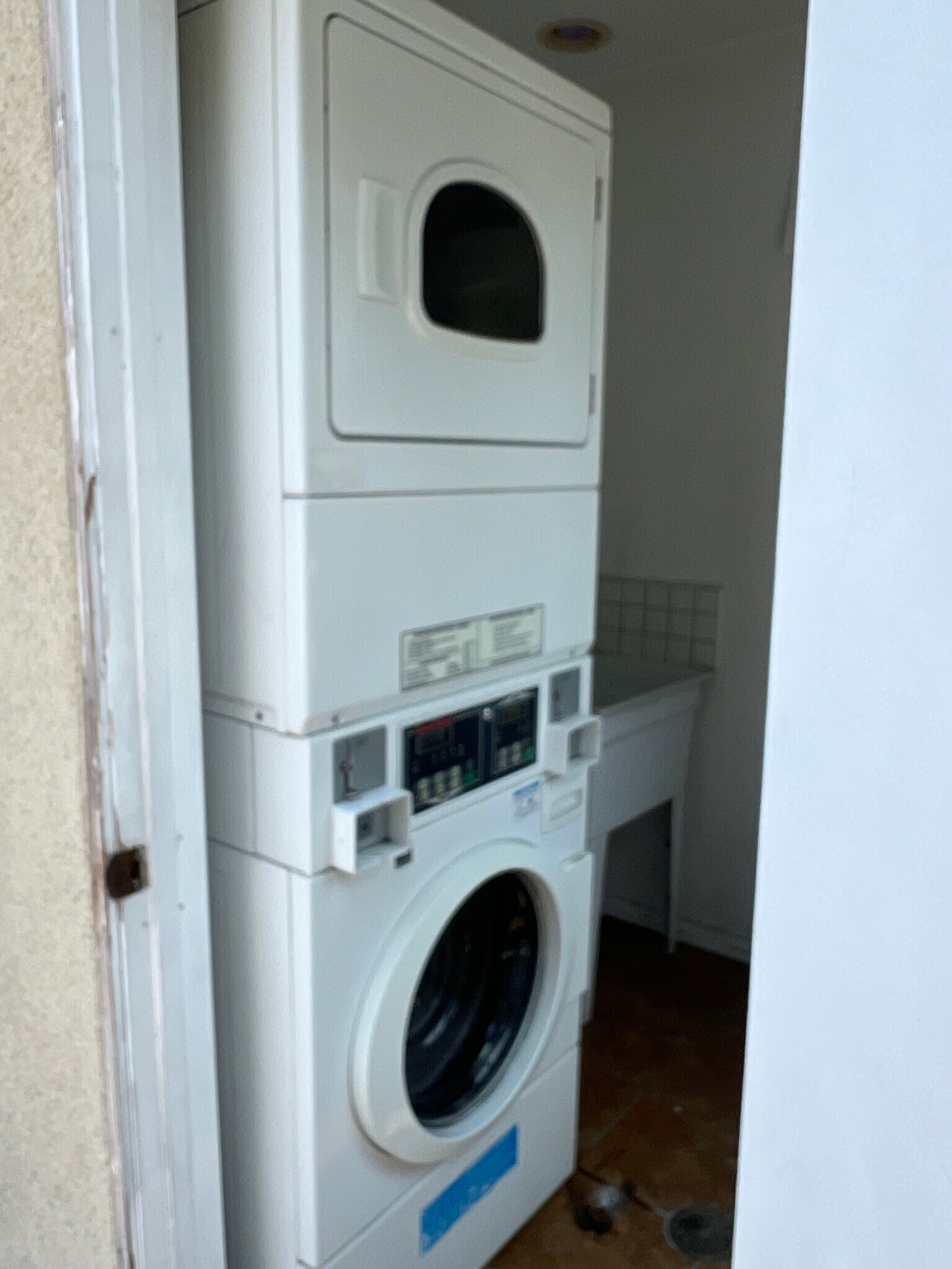 On-site laundry - 1335 W Adams Blvd