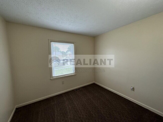 Building Photo - 530 Foxwood Dr