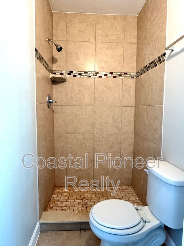 Building Photo - 5723 Kneeland Ln
