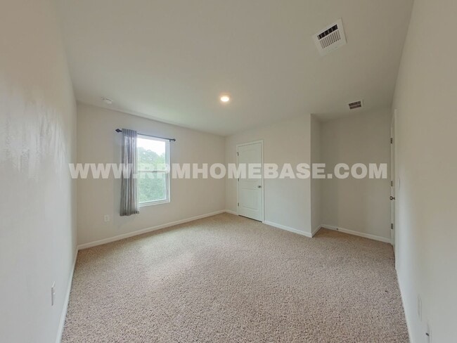 Building Photo - Spacious 5-Bedroom Home with Flexible Livi...