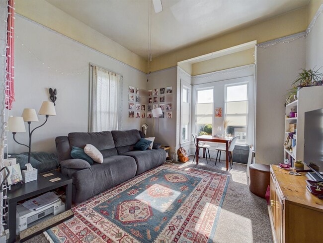 Building Photo - L 597