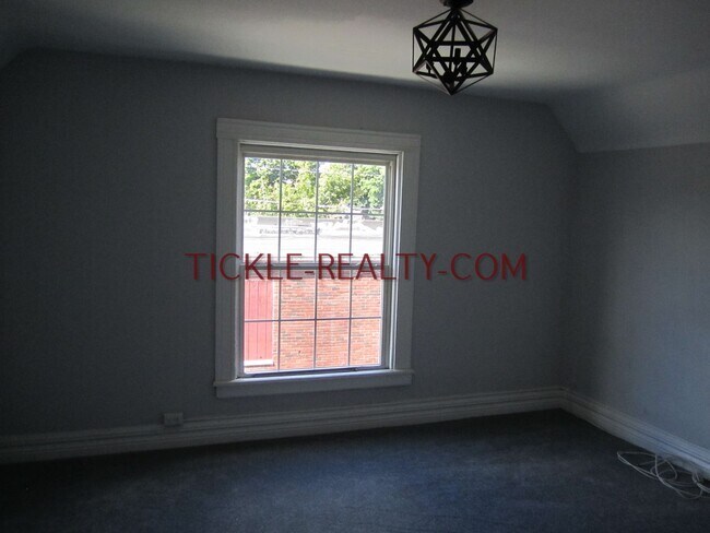 Building Photo - 3 Bedroom Single Family House