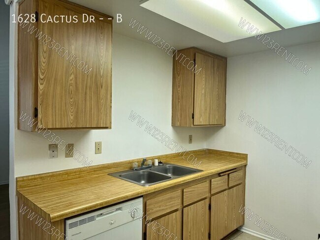 Building Photo - 1628 Cactus Dr