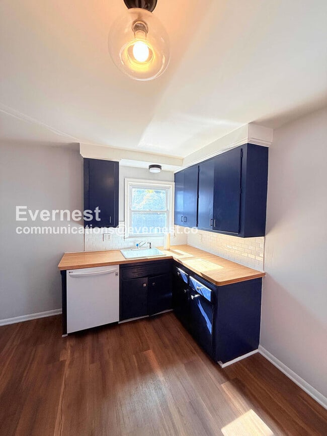 Building Photo - 3 Bed/1 Bath Home with Fenced Yard / Pet-Friendly / Vouchers Accepted / Available Now!