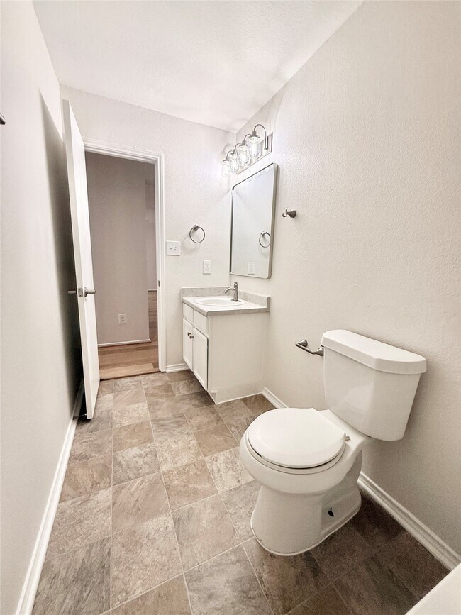Building Photo - 5718 Highbury Ct