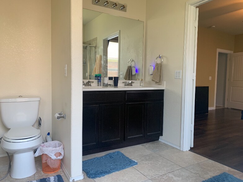 Building Photo - 5900 Zachary Scott St