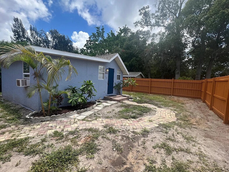 Building Photo - 1515 Sadlon Ave