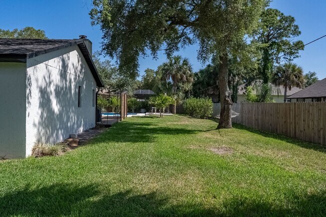 Building Photo - Beautiful pool home in Lockmar Estates