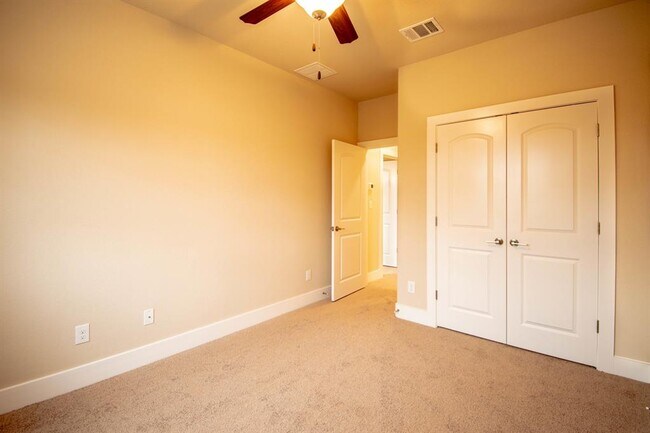 Building Photo - 347 Madison Oaks Ave