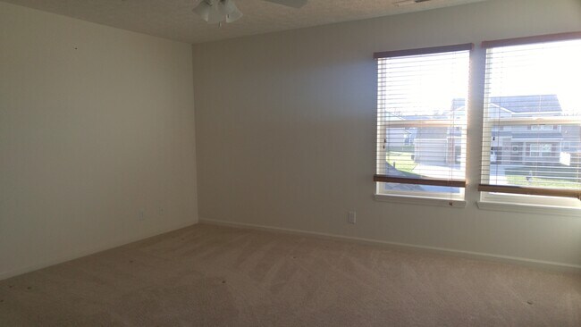 Building Photo - Modern 4 Bedroom, 2.5 Bath West Side Single Family Home