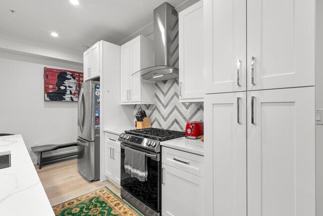 Building Photo - 2 Bed 2 Bath - Adams Morgan Condo - Comple...