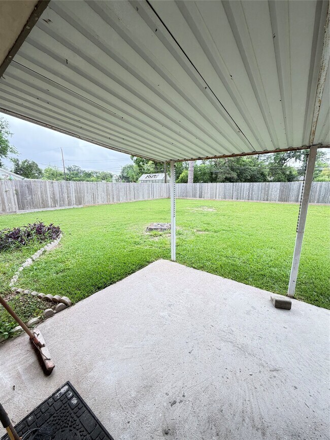 Building Photo - 7007 Pine Grove Dr