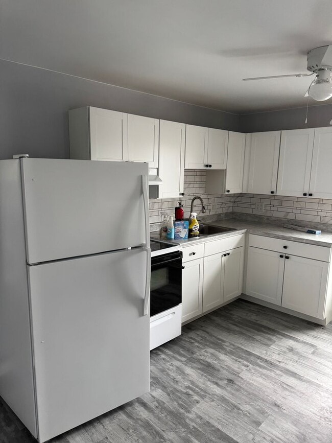 Building Photo - 2nd floor 2 bedroom 1 bath unit