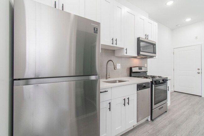 Building Photo - New! Renovated & Modern Apartment