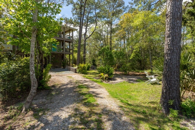 Building Photo - 211 Lewis Dr