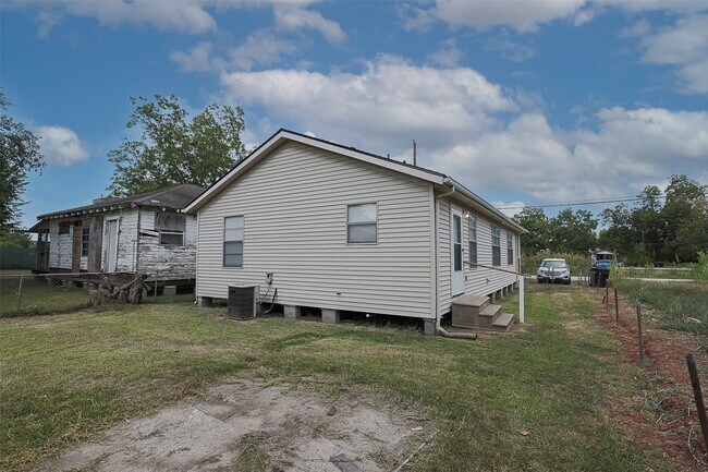 Building Photo - 7810 Queen St