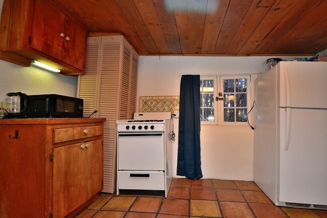 Building Photo - 142 Duran St