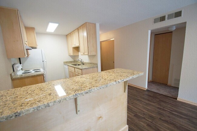 Building Photo - Pinto Suite