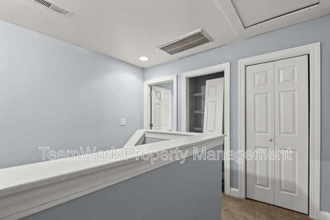 Building Photo - 5914 Tampa St