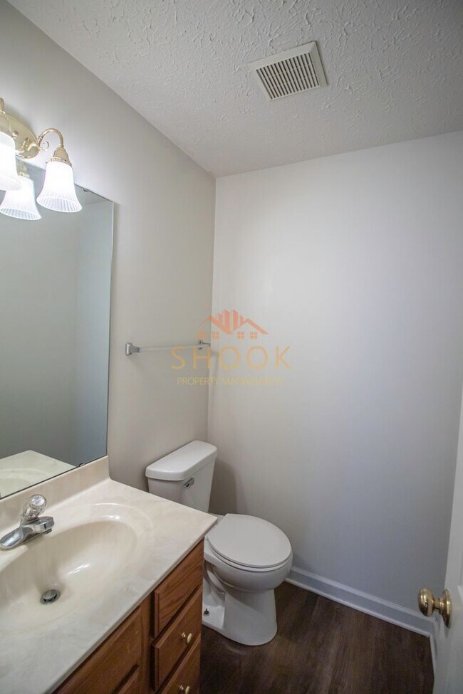 Building Photo - LARGE CONDO UNIT CLOSE TO CAMPUS - Available mid June