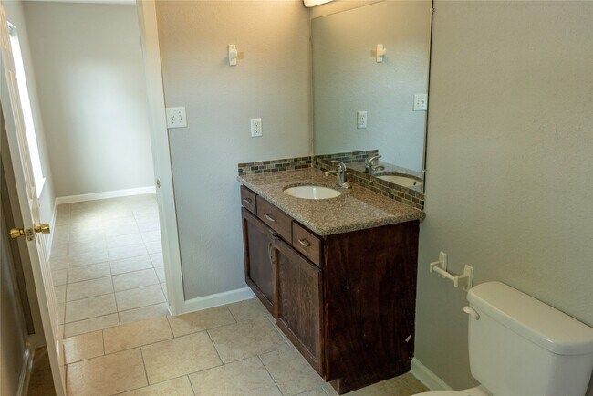 Building Photo - 537 Cottontail Dr