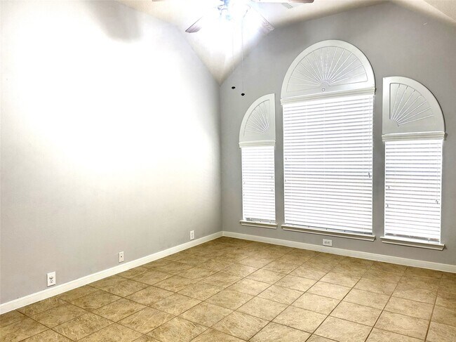 Building Photo - 2910 Sandleigh Dr