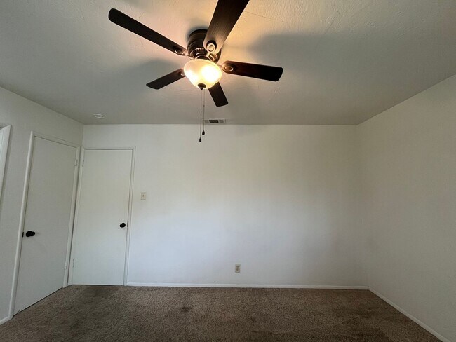 Building Photo - 1805 Oak St